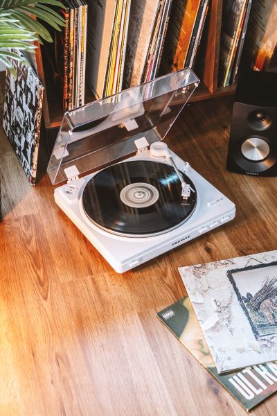 Crosley KT400A Fully Automatic Bluetooth 2-Speed Turntable with S100A Stereo Speakers, White-NEW